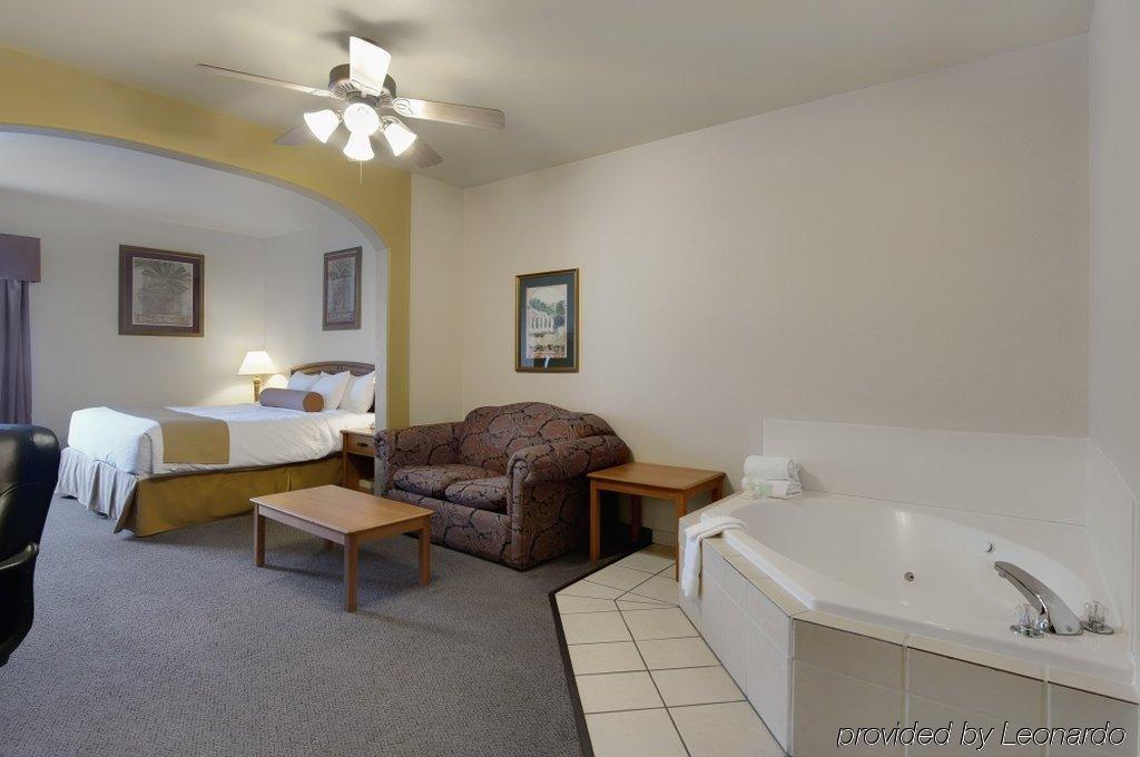 Western Hill Country Hotel